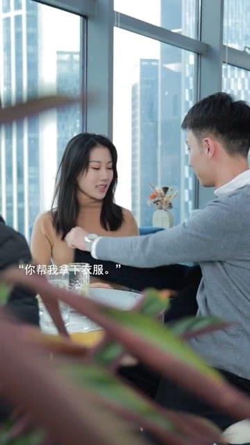 中间爱情,情感交织的微妙旅程